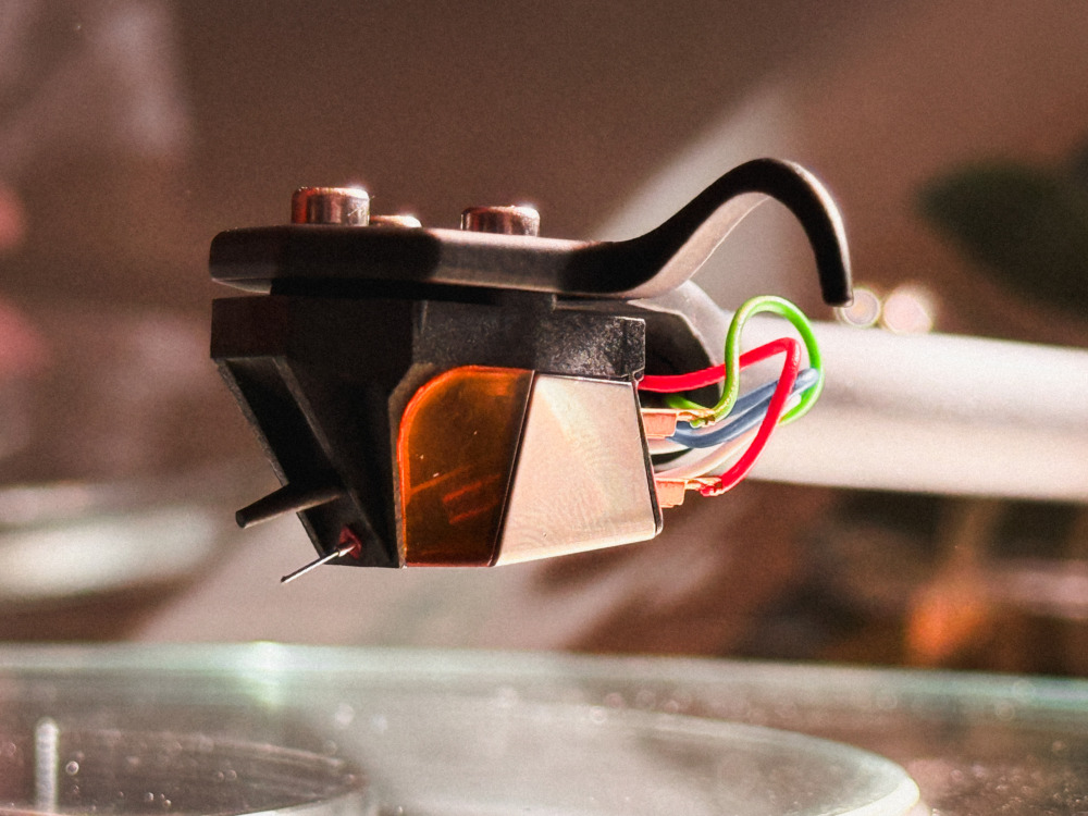 Rega Planar 6 RS Nd9 MM cartridge close up @hifigear by Charlie Lloyd