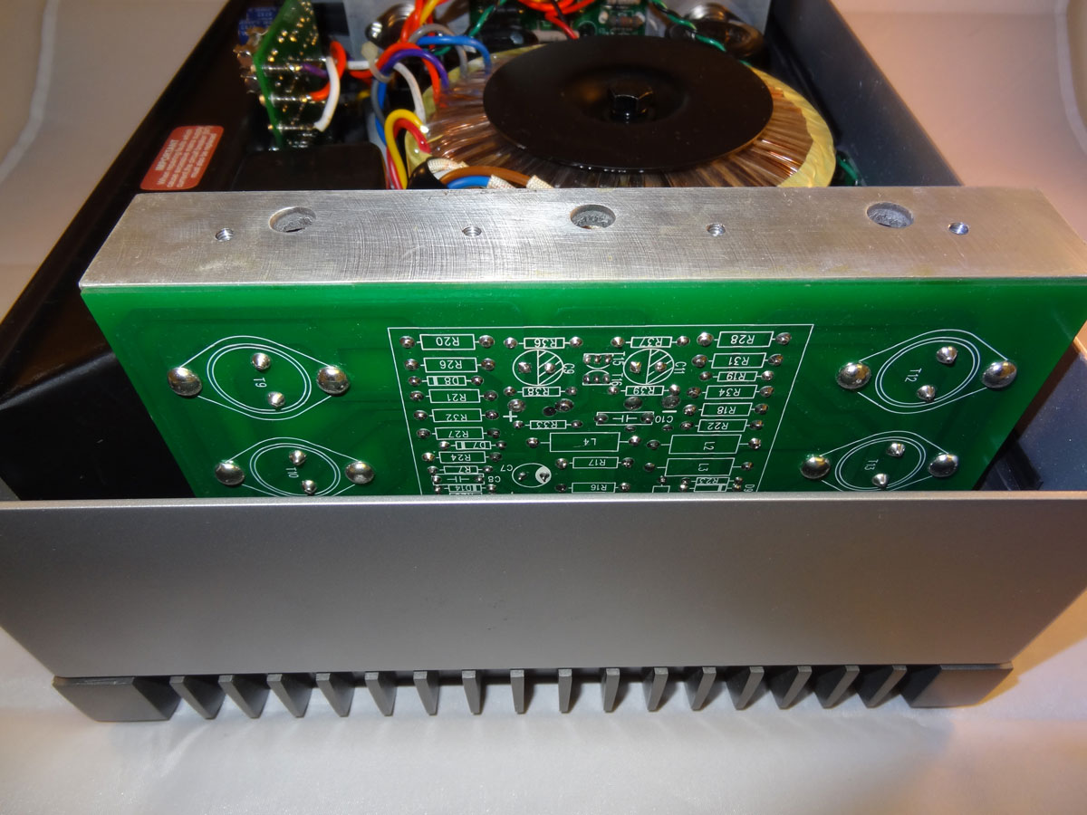 Amplifier circuit board and heatsink bracket