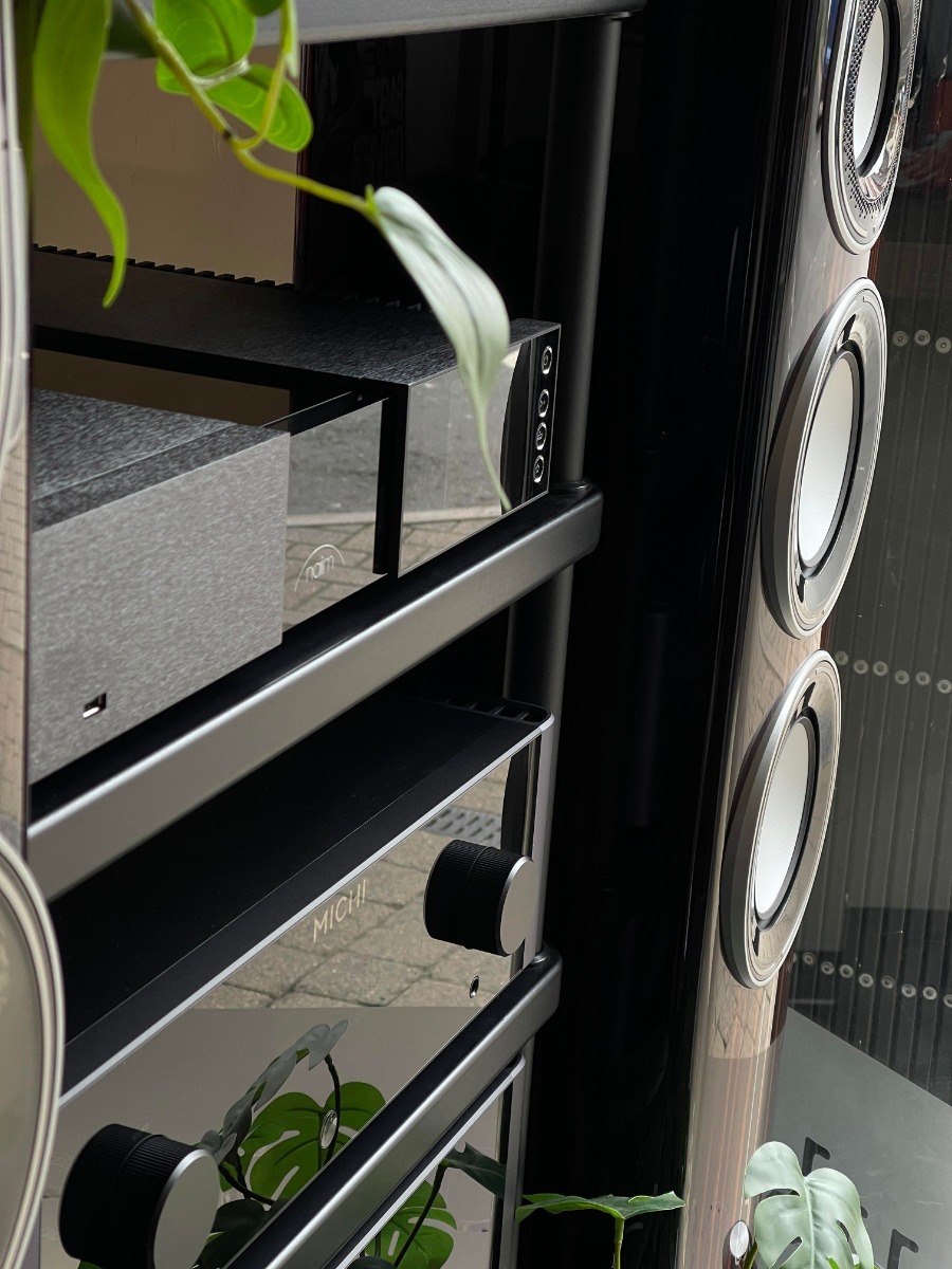 Michi P5s2 with Naim NSS333 network streamer